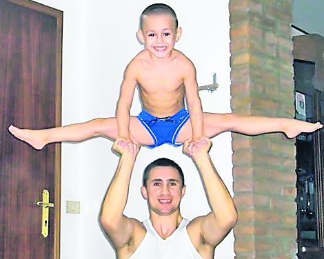 Giuliano Stroe, alături de tatăl său, Iulian (33 de ani)