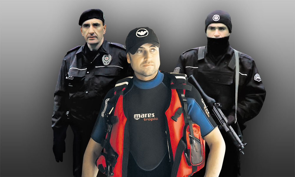 Cătălin Botezatu (stânga), pregătit de rafting, a trebuit să suporte, pentru câteva ore, întrebările poliţiştilor turci (dreapta), care l-au reţinut, ameninţându-l cu armele