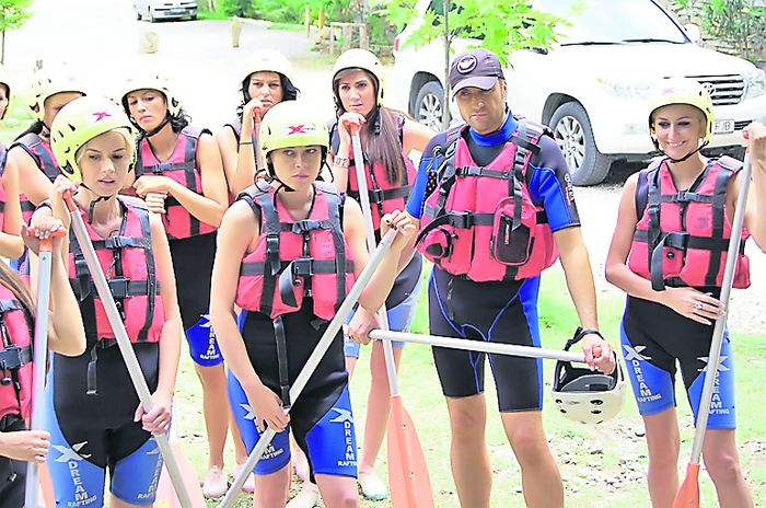 Designerul a făcut rafting alături de concurentele din emisiunea Burlacul, care începe azi la Antena 1