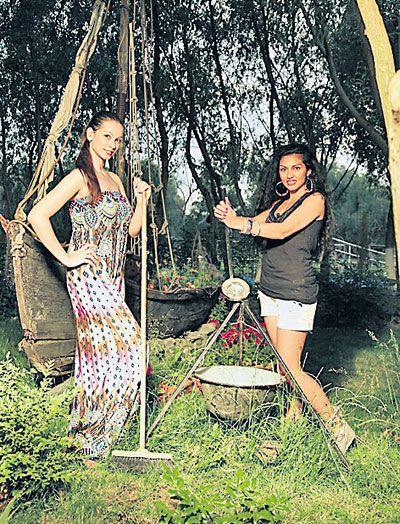 Iuliana Luciu (stânga) şi Doiniţa Oancea au pregătit mâncare pentru invitaţii pensiunii din Delta Dunării