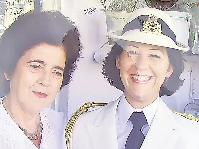 Lavinia Guiţă (dreapta), alături de mama ei, imediat după absolvire