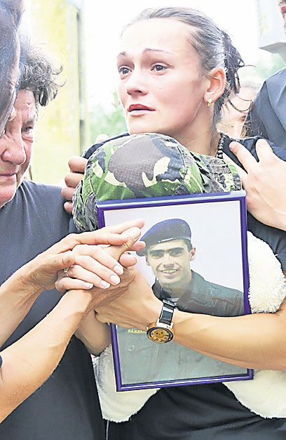 Gabriela (24 de ani), iubita lui Constantin Sărman, plânge, strângând la piept portretul iubitului ei. Cu doar o lună înainte, cei doi se îmbrăţişau fericiţi (foto dreapta)