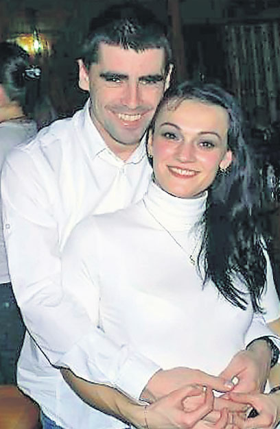 Gabriela (24 de ani), iubita lui Constantin Sărman, plânge, strângând la piept portretul iubitului ei. Cu doar o lună înainte, cei doi se îmbrăţişau fericiţi (foto dreapta)