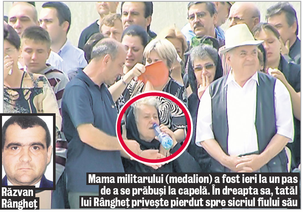 Mama militarului (medalion) a fost ieri la un pas de a se prăbuşi la capelă. În dreapta sa, tatăl lui Rângheţ priveşte pierdut spre sicriul fiului său