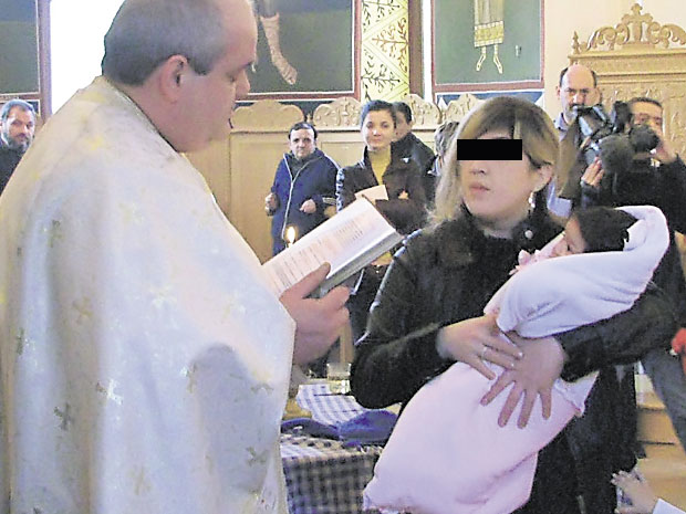 Copiii sunt creştinaţi la biserica din penitenciar