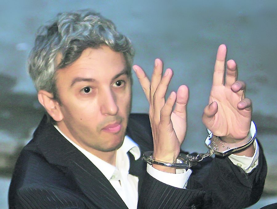 Diaconescu a fost dus încătuşat în faţa magistraţilor