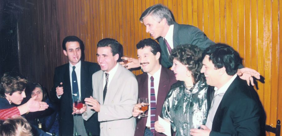 1987. Gigi Becali (al treilea de la stânga, lângă Hagi) era sufletul petrecerilor de la barul Melody din Bucureşti