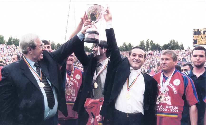 2001. După ce au trecut ale tinereţii valuri, Gigi Becali (dreapta), Viorel Păunescu (stânga) şi Victor Piţurcă au lucrat împreună pentru titlul cu Steaua