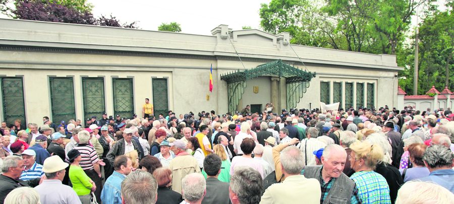 După ce au luat cu asalt, la sfârşitul lunii trecute, Palatul Cotroceni, nemulţumiţi că şeful statului susţinea tăierea pensiilor cu 15%, bătrânii ţării au din nou motive să se supere pe preşedintele Băsescu