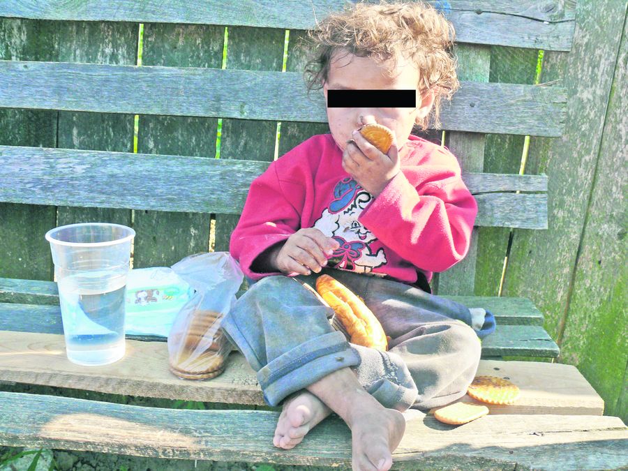 Vecinii i-au dat micuţei Ana Maria (2 ani) mâncare şi apă pentru că era beată şi deshidratată