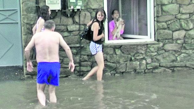 4467-273500-15caransebes.jpg Străzile oraşului au fost acoperite de ape