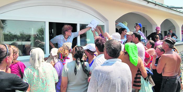 4467-273501-15actbacau4.jpg Oamenii din Săuceşti, B acău, stau la coadă când se împart pachete