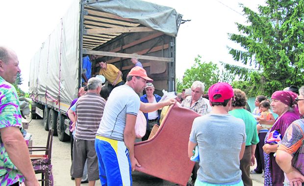 4467-273502-15actbacau5.jpg Camioanele care trec prin sat sunt vânate de localnici