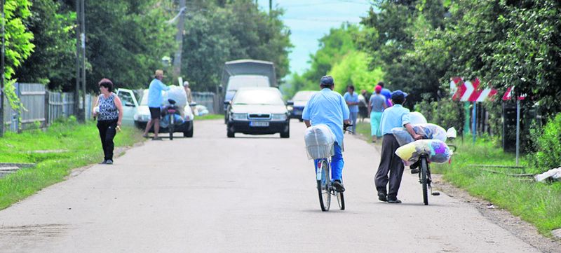 4467-273503-15actbacau6.jpg Sătenii din Săuceşti îşi duc acasă ajutoarele cu bicicleta