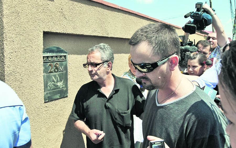 Tatăl artistei (stânga) şi fratele ei, Marian, au ajuns, ieri, la locul tragediei