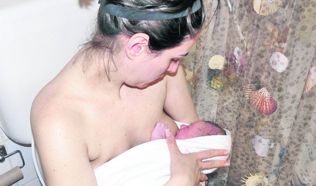 4470-274288-1415alaptare.jpg Tânăra l-a alăptat pe micuţul Felix la câteva ore după naştere