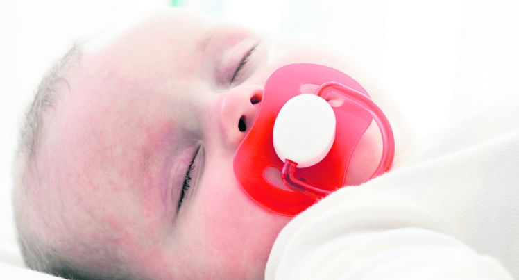 În cazul bebeluşilor care au febră, medicii nu recomandă nici frecţiile cu spirt sau cu oţet, pentru că alcoolul trece prin piele şi ajunge în sânge