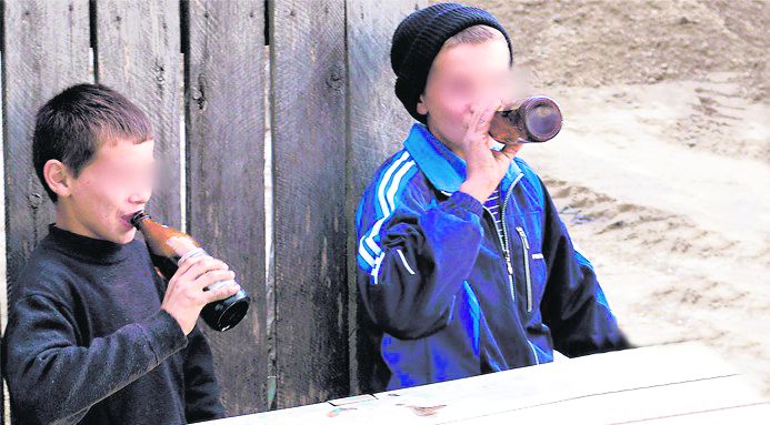Minorii care trag la măsea au toate şansele să ajungă alcoolici