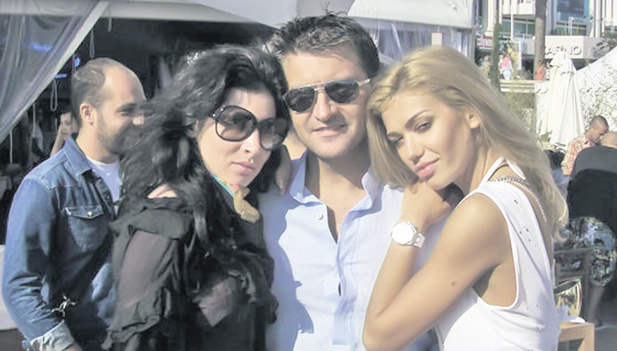 În lipsa Deliei, Florin s-a fotografiat cu Roxana Butnaru (stânga) şi cu Loredana (ex-Trident)