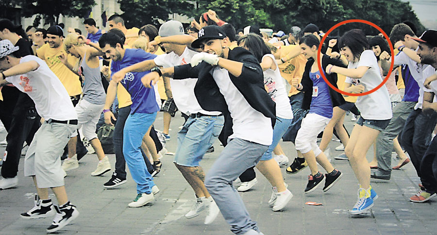 Acum două luni, Irina (medalion) a fost invitată de cântăreţul Alex Velea (stânga) să danseze împreună la un concert în aer liber