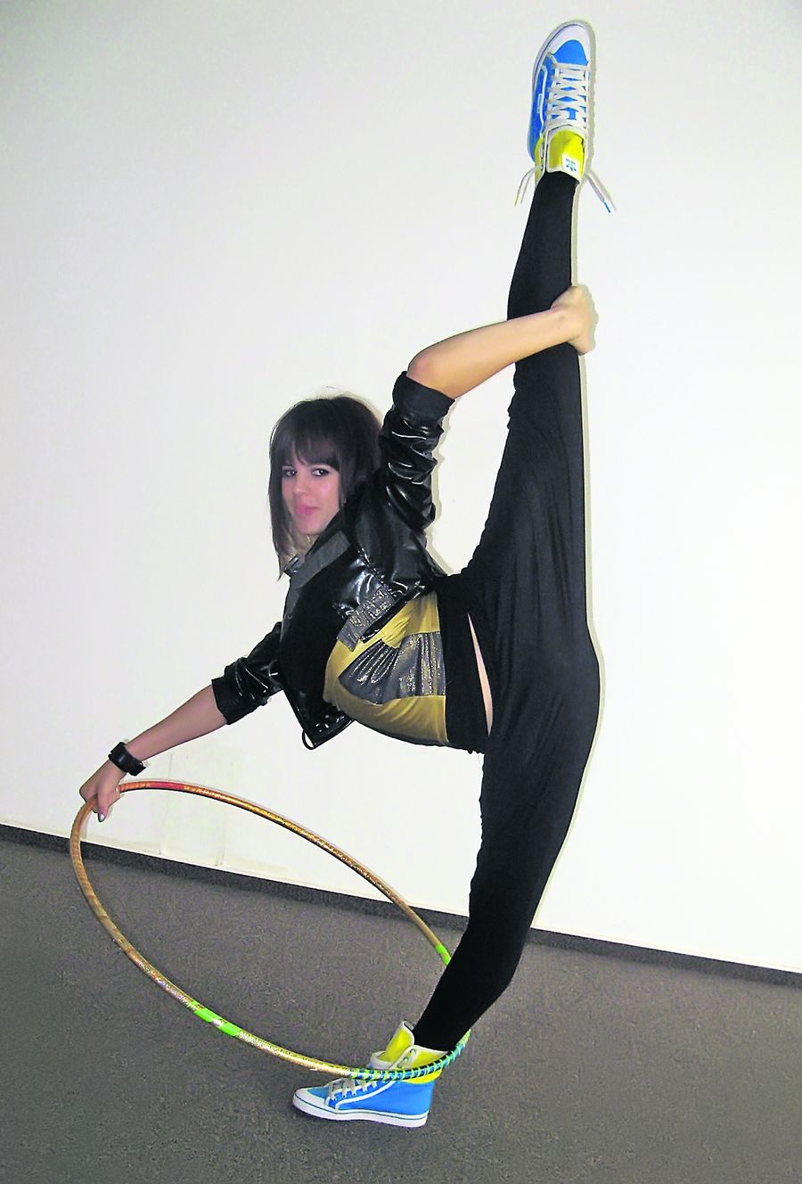 Irina a fost, opt ani la rând, campioană a României la gimnastică ritmică. Într-o şedinţă foto pentru Libertatea, ea a demonstrat că nu a uitat dificilele exerciţii cu cercul