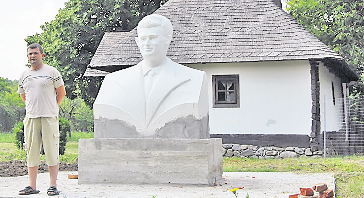 Emil Bărbulescu, lângă bustul pe care l-a ridicat unchiului său