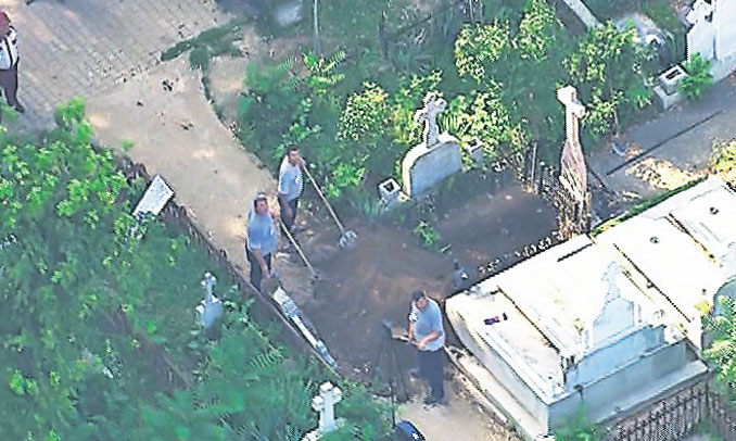 Groparii au lucrat aproape trei ore pentru a scoate ramăşiţele, iar apoi pentru a reface mormintele