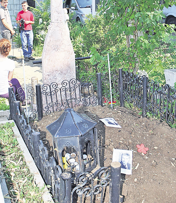 Aşa arătau, ieri, locurile de veci ale dictatorilor, după ce medicii legişti au scos rămăşiţele. Mormântul Elenei Ceauşescu (foto stânga) a fost refăcut, iar cel al lui Nicolae (dreapta) a fost imediat acoperit cu lumânări aduse de nostalgici