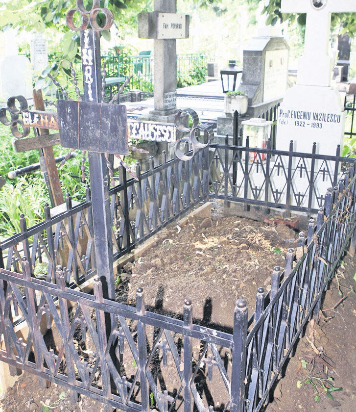 Aşa arătau, ieri, locurile de veci ale dictatorilor, după ce medicii legişti au scos rămăşiţele. Mormântul Elenei Ceauşescu (foto stânga) a fost refăcut, iar cel al lui Nicolae (dreapta) a fost imediat acoperit cu lumânări aduse de nostalgici