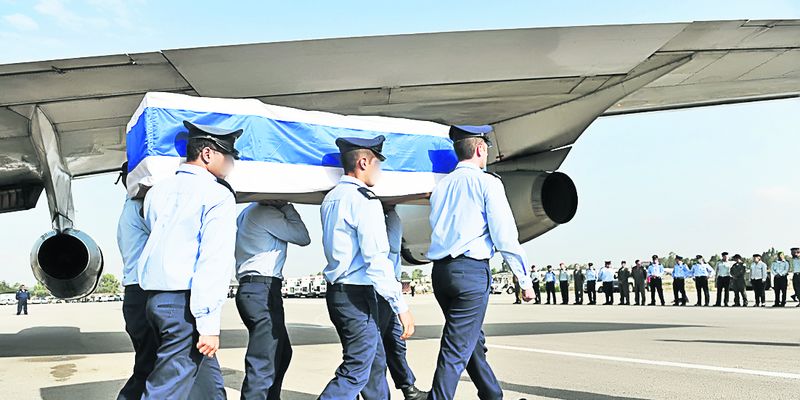 Coşciugul cu trupul unuia dintre cei şase militari israelieni decedaţi este purtat de foştii săi colegi la baza militară din Tel Nof