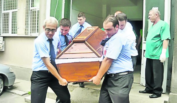 4487-279414-0809tron1.jpg Coşciugul Victoriei a fost transportat cu greu la maşina mortuară