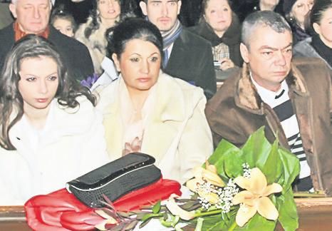 Iuliana (stânga), sora mai mică a Nicoletei, Lucica, mama vedetei, şi Ion, la botezul fiului actriţei