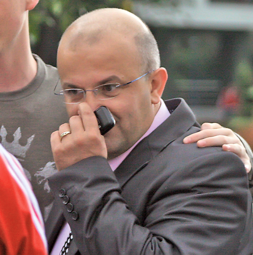 Florin-Petrescu-axinte-bilute-muci-degetul-in nas.jpg