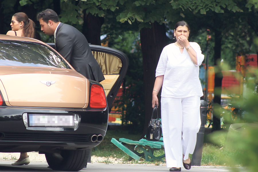 Veronica-columbeanu-mama-monica-bilute-muci-degetul-in nas.jpg