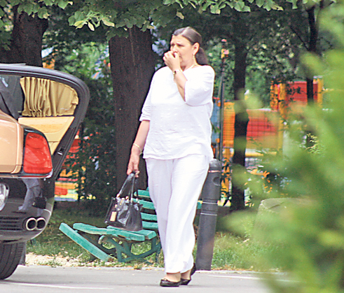 Veronica-columbeanu-mama-monica-bilute-muci-degetul-in nas.jpg