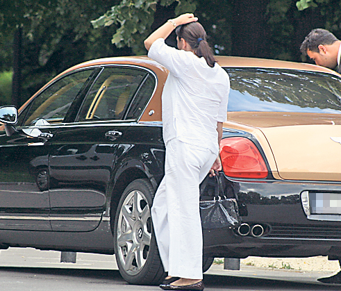 Veronica-columbeanu-mama-monica-bilute-muci-degetul-in nas.jpg