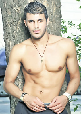 Exoticul Hamude Dawoud (25 de ani), stripperul cu piele de abanos, are deja un bust perfect, lucrat la sală.