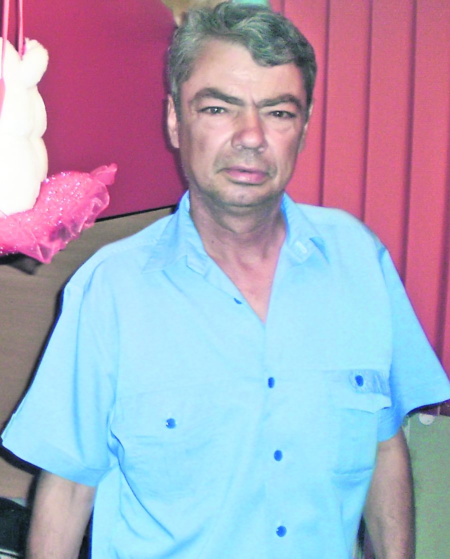 Ion Luciu trăieşte singur în apartamentul în care şi-a crescut fetele şi se plânge că nu e ajutat de acestea