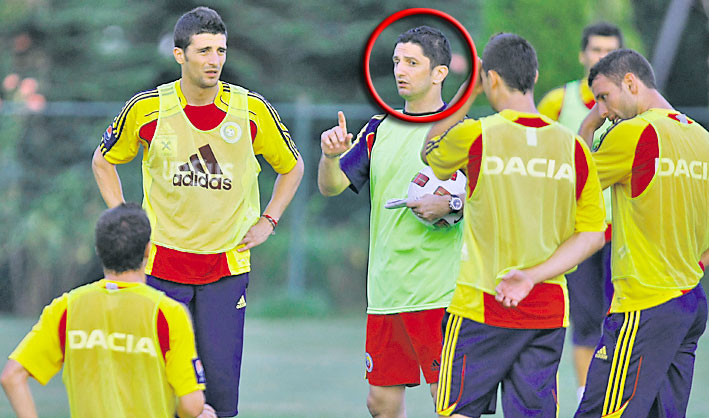 Tricolorii ascultă cu atenţie indicaţiile tactice ale selecţionerului Răzvan Lucescu (medalion)