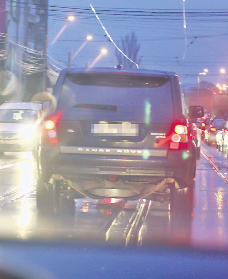 Într-o seară, tânăra a fentat aglomeraţia din Capitală, circulând pe linia de tramvai