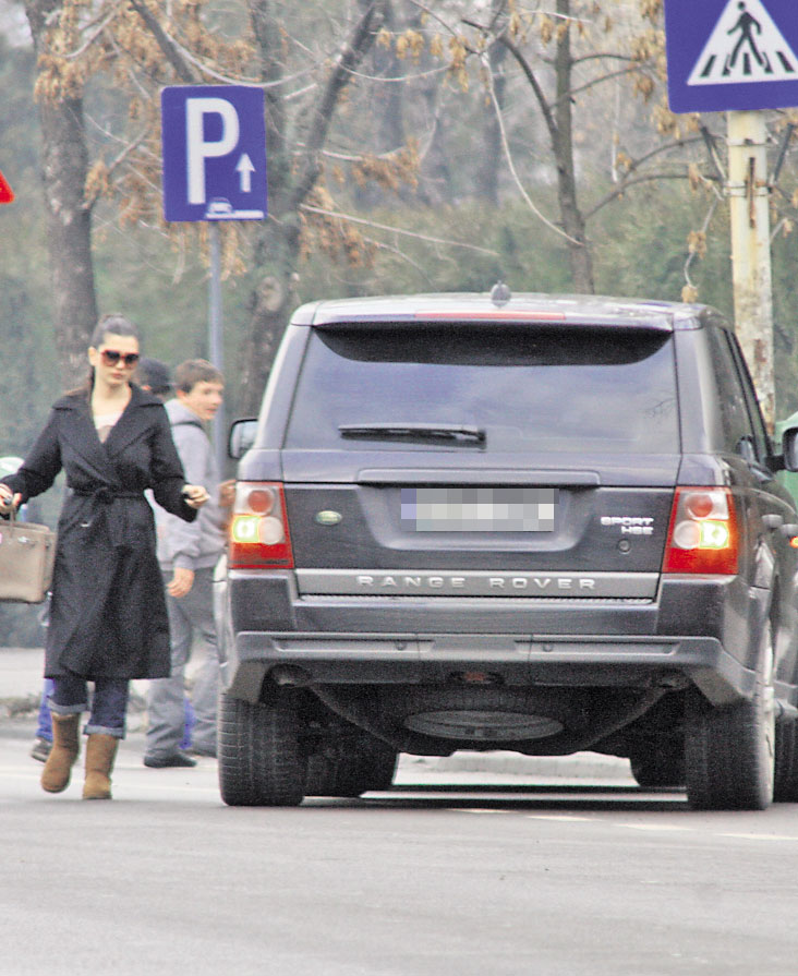 Aici a parcat foarte aproape de trecerea de pietoni şi chiar sub semnul de circulaţie