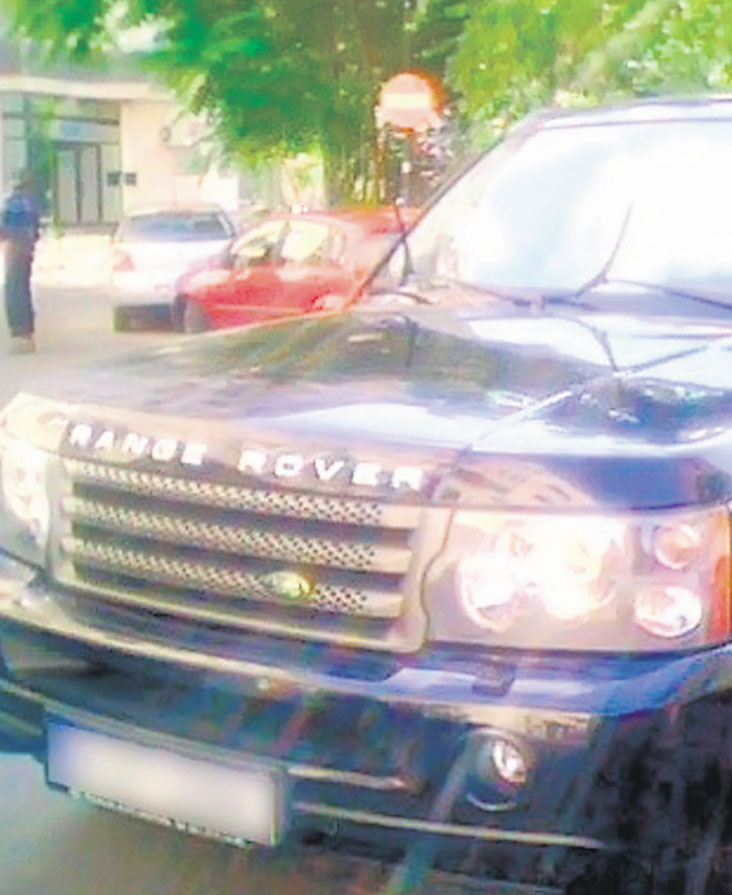 A parcat în spatele magazinului Unirea blocând alte maşini. Un şofer supărat i-a strâmbat ştergătoarele