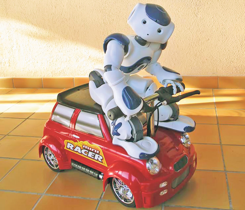 4498-282496-robotelul_nao_nao_cu_masina.jpg