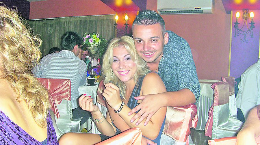 ... sau să o strângă duios la piept