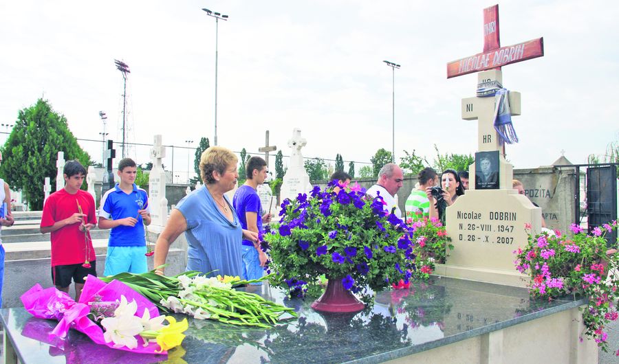 Gica Dobrin (medalion), soţia regretatului fotbalist, alături de câţiva prieteni de familie au plâns ieri la mormântul Gâscanului