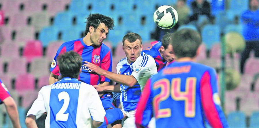 Cu Victor Piţurcă pe bancă, steliştii (în roşu şi albastru) au reuşit să învingă Craiova (2-1). La meciul retur, Piţi se va afla pe banca oltenilor