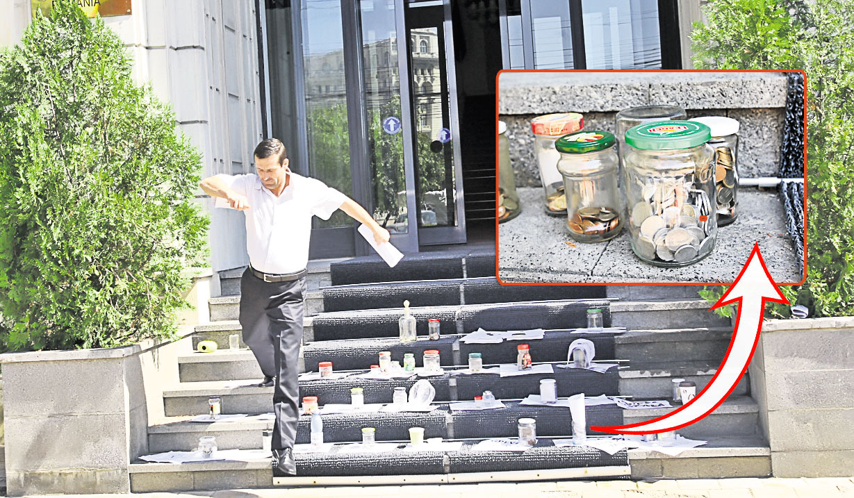 Angajaţii Ministerului Finanţelor au făcut ieri slalom pe scări, printre borcanele cu monede (foto mic) lăsate de artişti