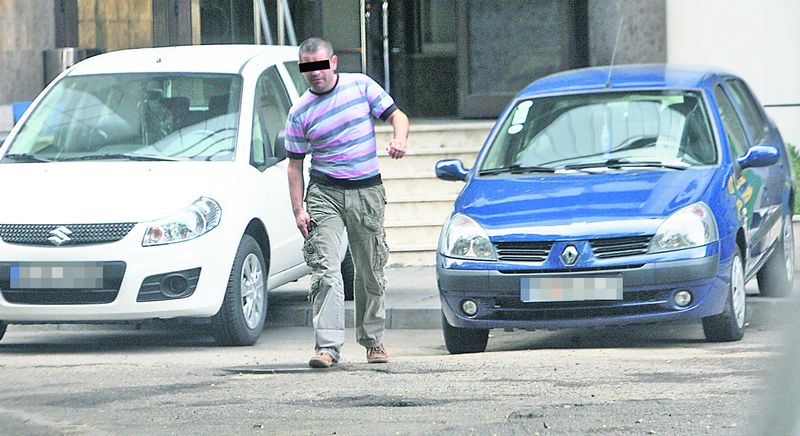 Unul dintre prietenii câştigătorului a plecat pe jos, spre Splaiul Independenţei...