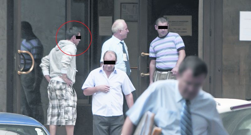 Tânărul a venit să ia cecul în valoare de aproape 20 de milioane de lei, îmbrăcat în hanorac şi cu bermude. Deoarece câştigătorul nu doreşte să devină o persoană cunoscută, Libertatea a decis să-i protejeze identitatea, atât lui, cât şi prietenilor săi