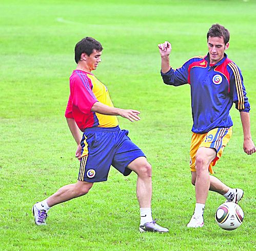 Oltenii Firţulescu (dreapta) şi Ionescu se luptă la antrenamente